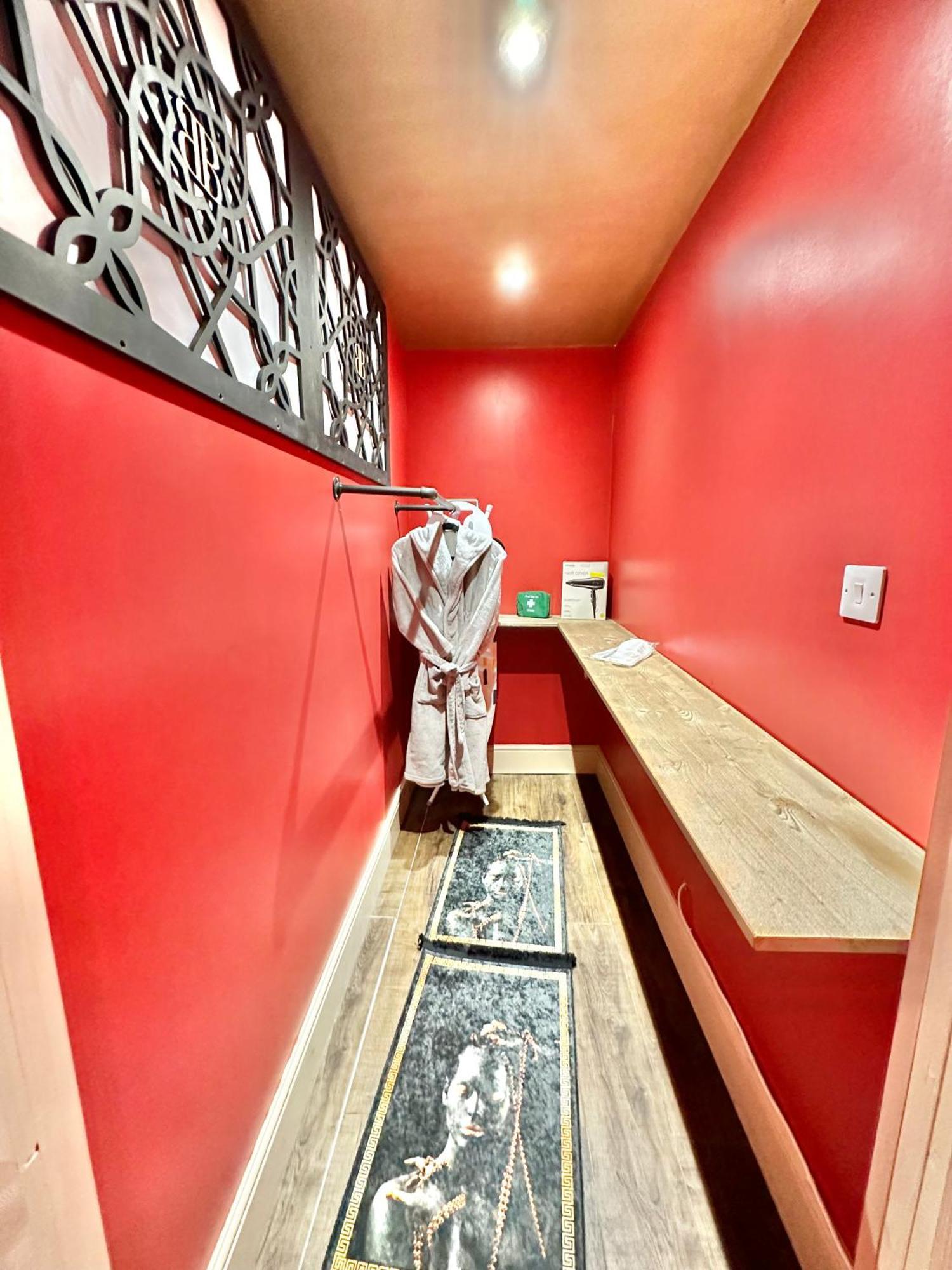 Beyond - Romantic Basement Apartment - Close To Beach - With Parking Борнмът Екстериор снимка