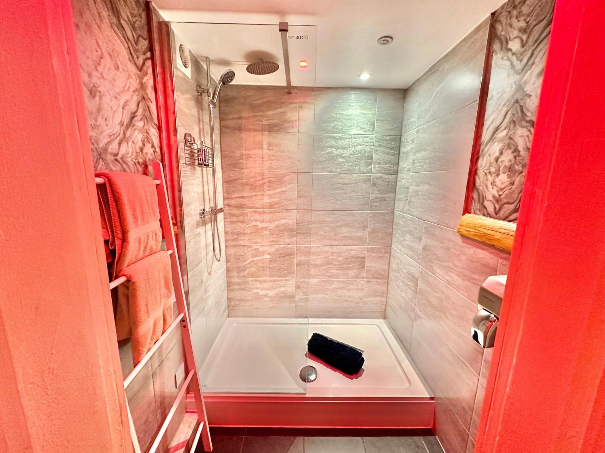Beyond - Romantic Basement Apartment - Close To Beach - With Parking Борнмът Екстериор снимка