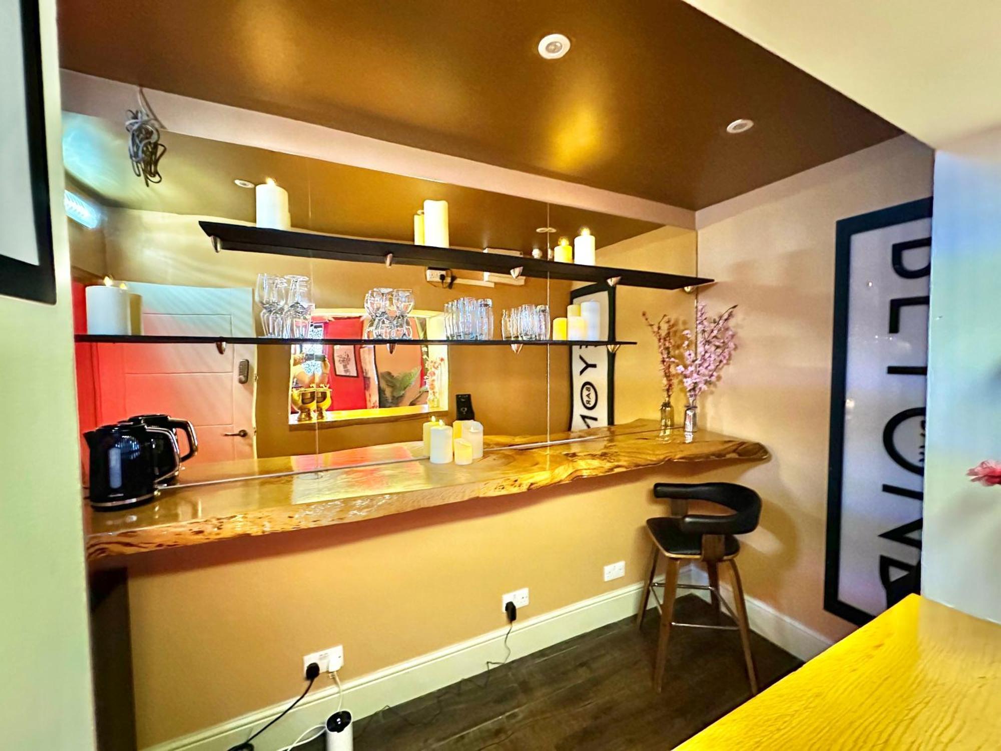 Beyond - Romantic Basement Apartment - Close To Beach - With Parking Борнмът Екстериор снимка