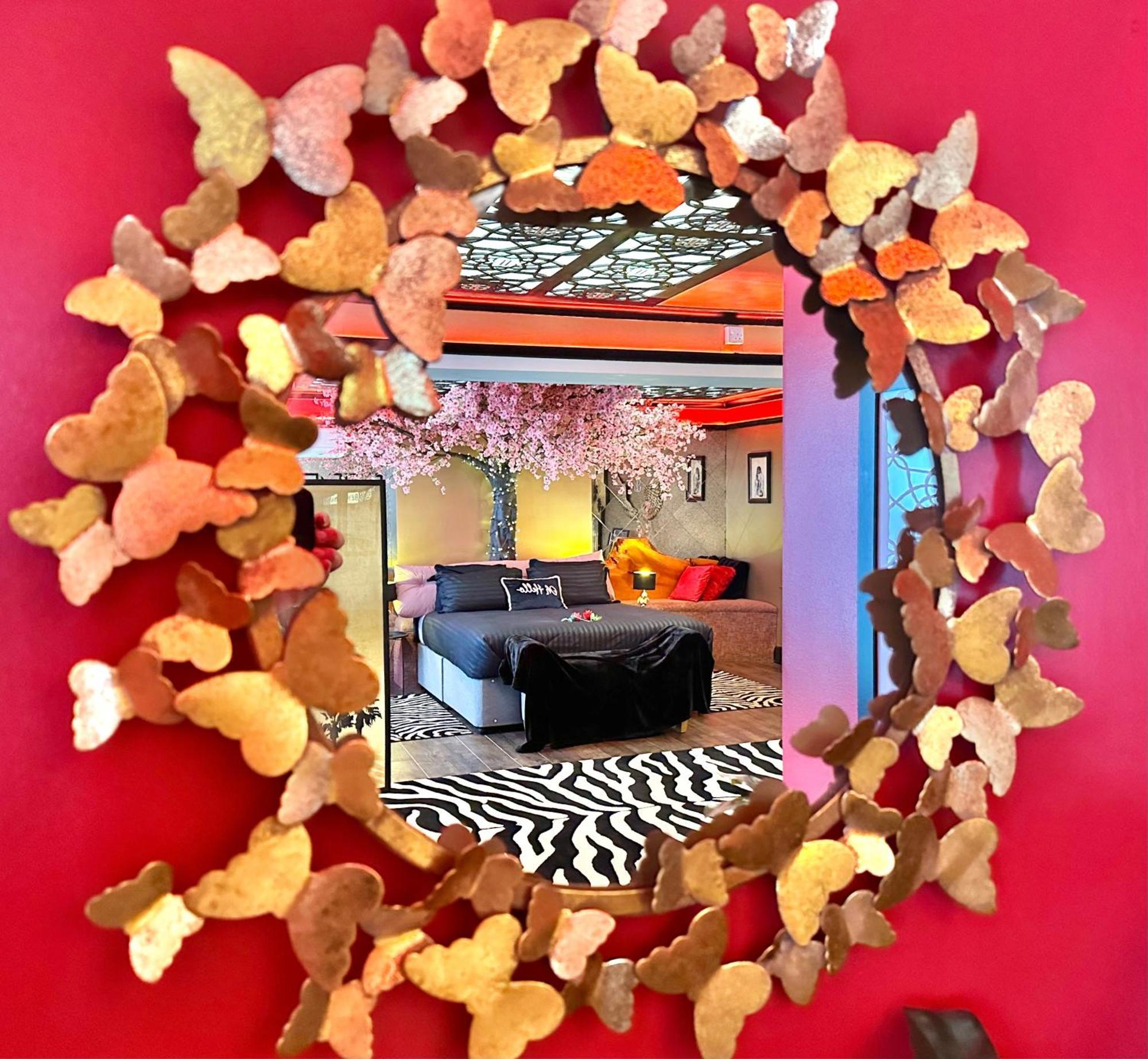 Beyond - Romantic Basement Apartment - Close To Beach - With Parking Борнмът Екстериор снимка