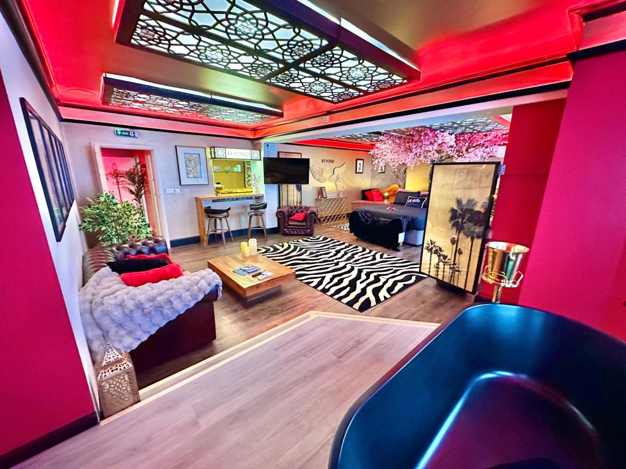 Beyond - Romantic Basement Apartment - Close To Beach - With Parking Борнмът Екстериор снимка