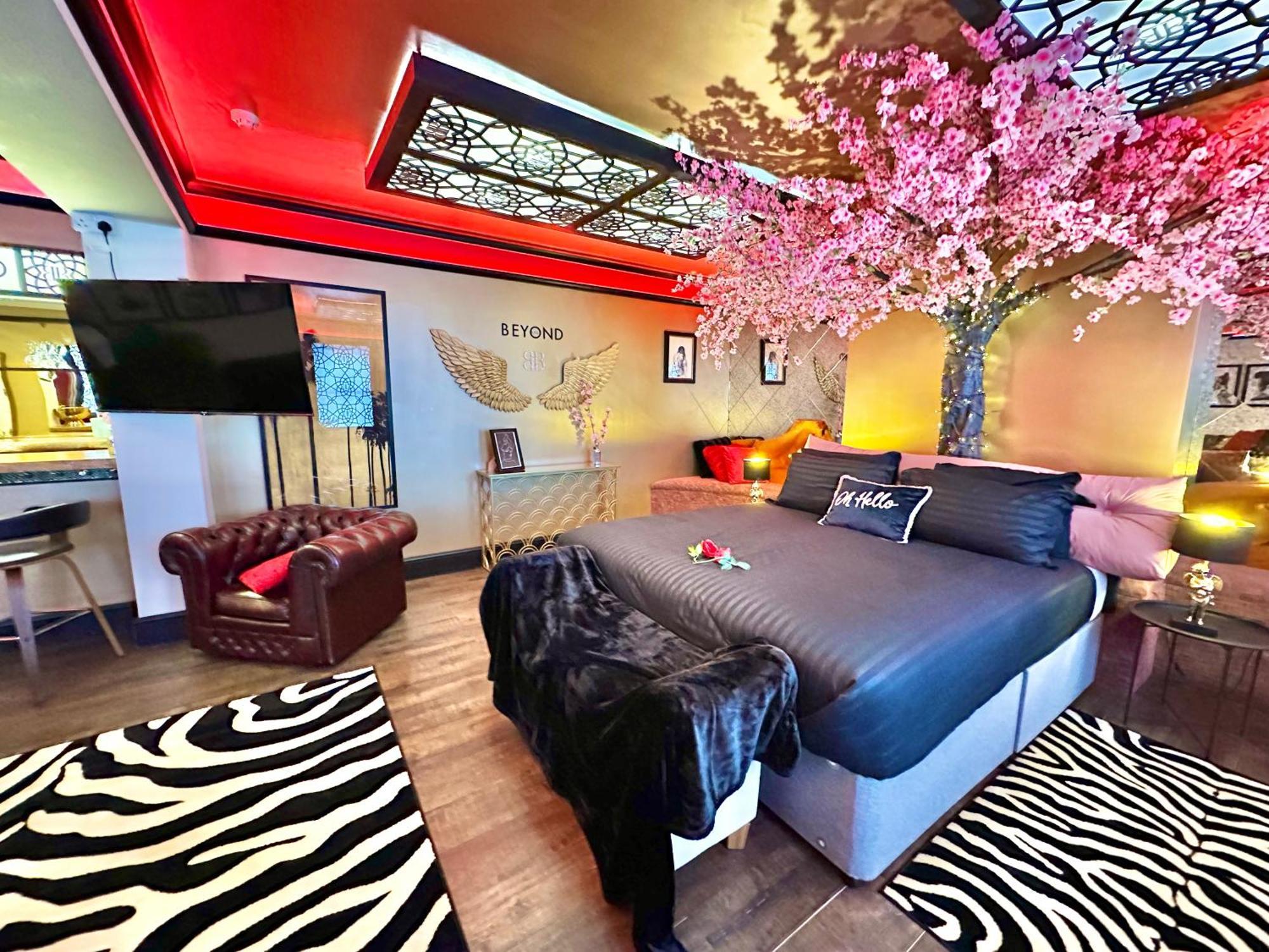 Beyond - Romantic Basement Apartment - Close To Beach - With Parking Борнмът Екстериор снимка