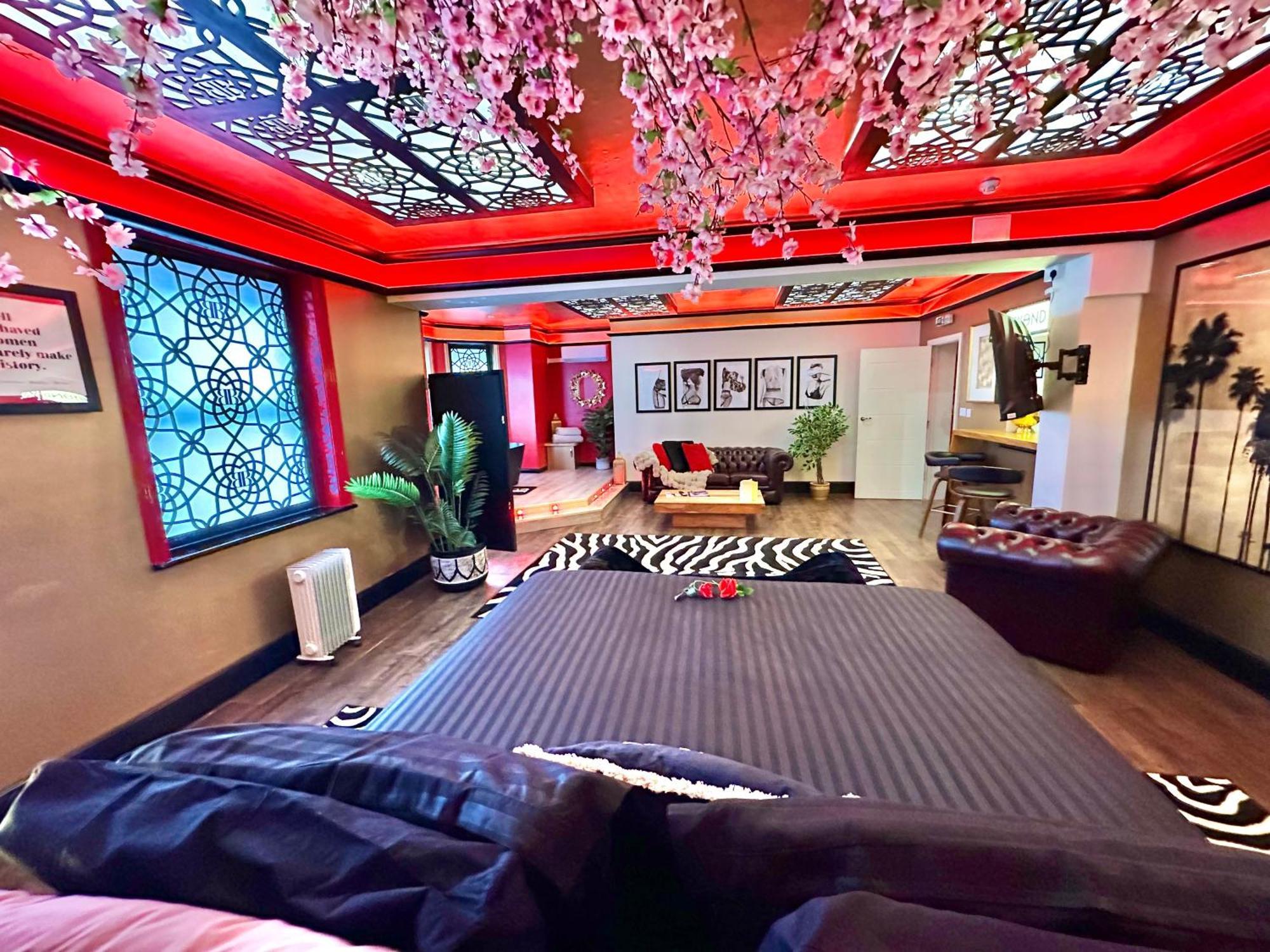 Beyond - Romantic Basement Apartment - Close To Beach - With Parking Борнмът Екстериор снимка