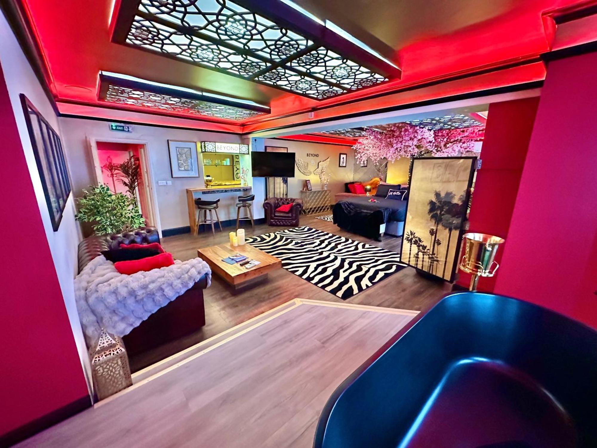 Beyond - Romantic Basement Apartment - Close To Beach - With Parking Борнмът Екстериор снимка