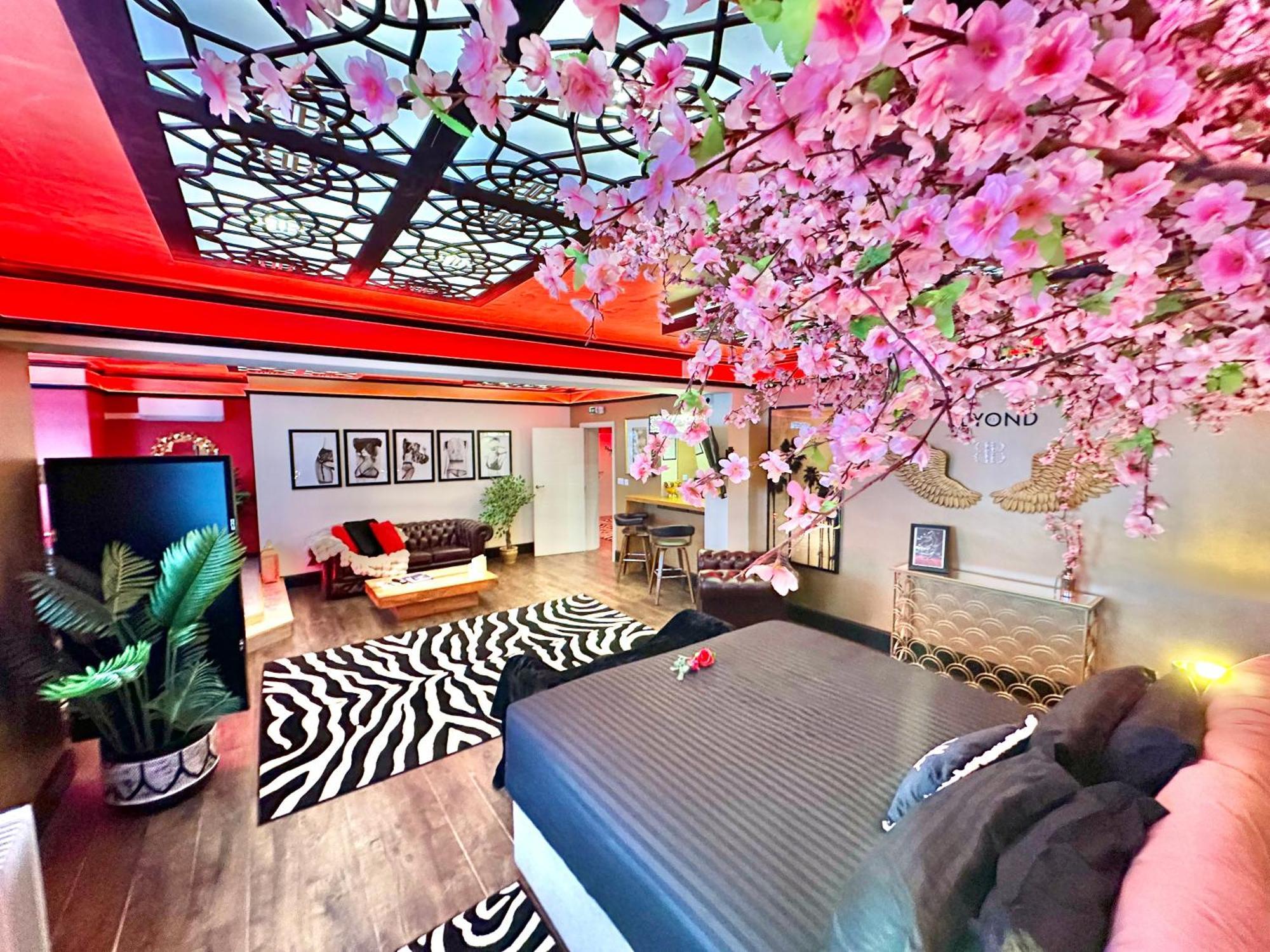 Beyond - Romantic Basement Apartment - Close To Beach - With Parking Борнмът Екстериор снимка
