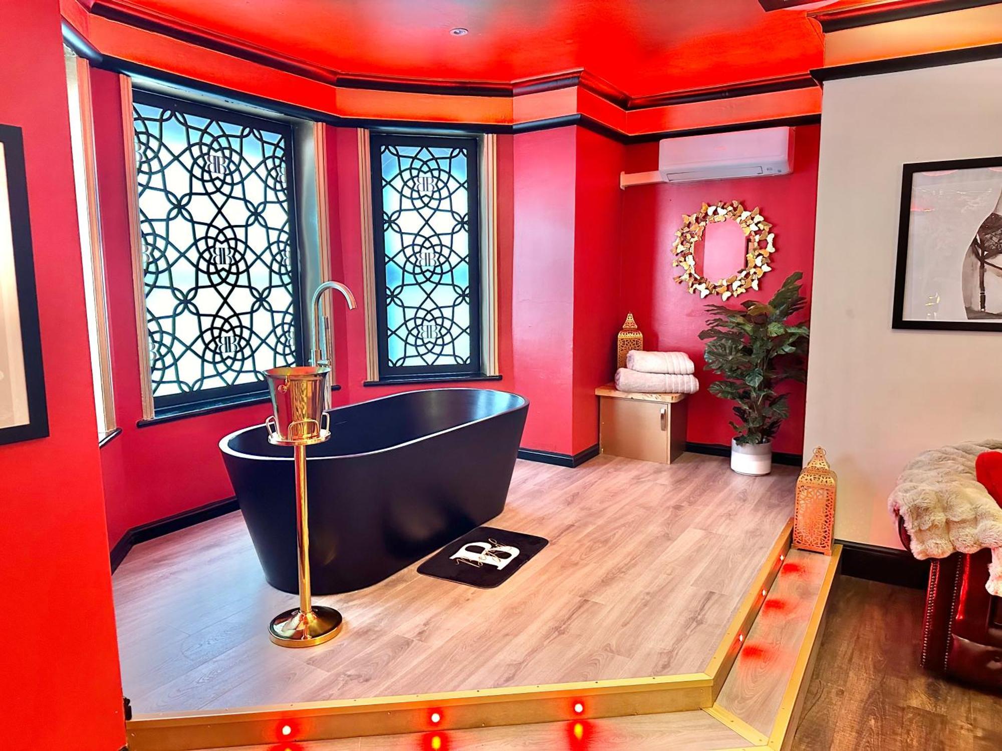 Beyond - Romantic Basement Apartment - Close To Beach - With Parking Борнмът Екстериор снимка