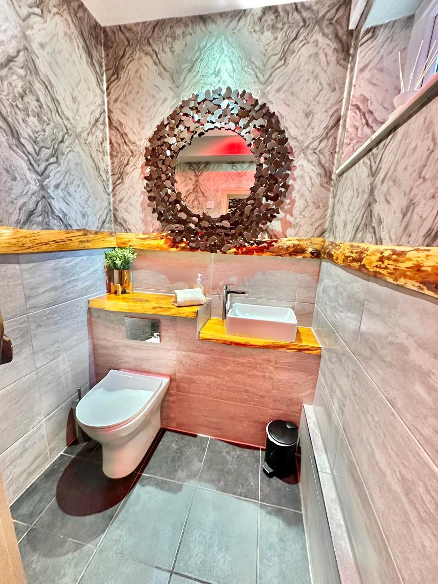 Beyond - Romantic Basement Apartment - Close To Beach - With Parking Борнмът Екстериор снимка