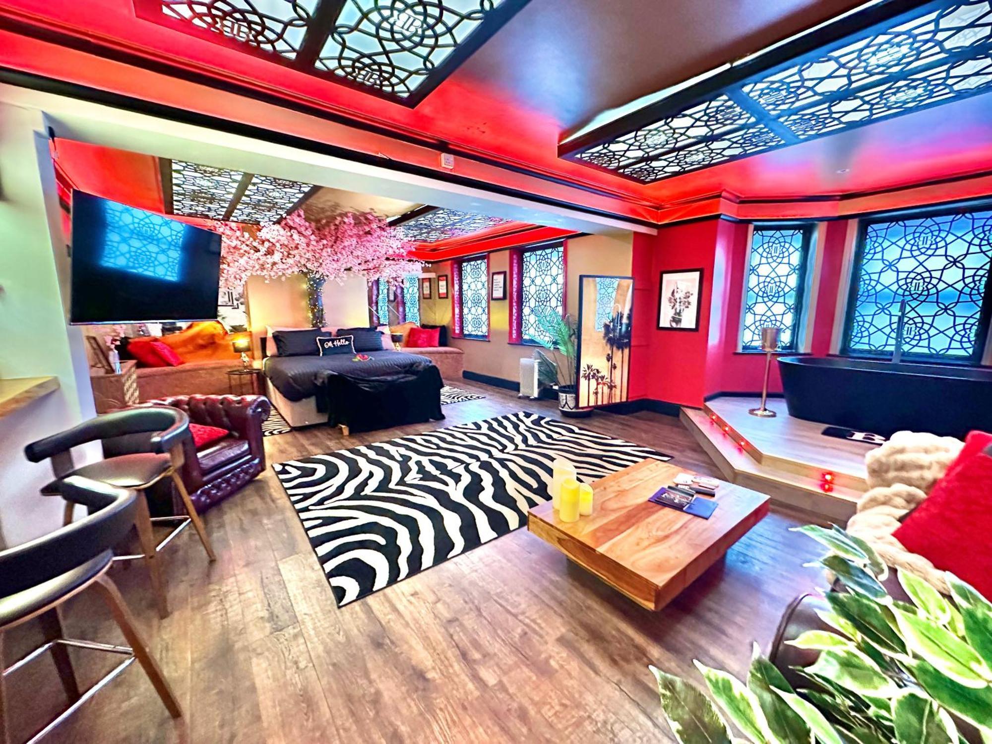 Beyond - Romantic Basement Apartment - Close To Beach - With Parking Борнмът Екстериор снимка