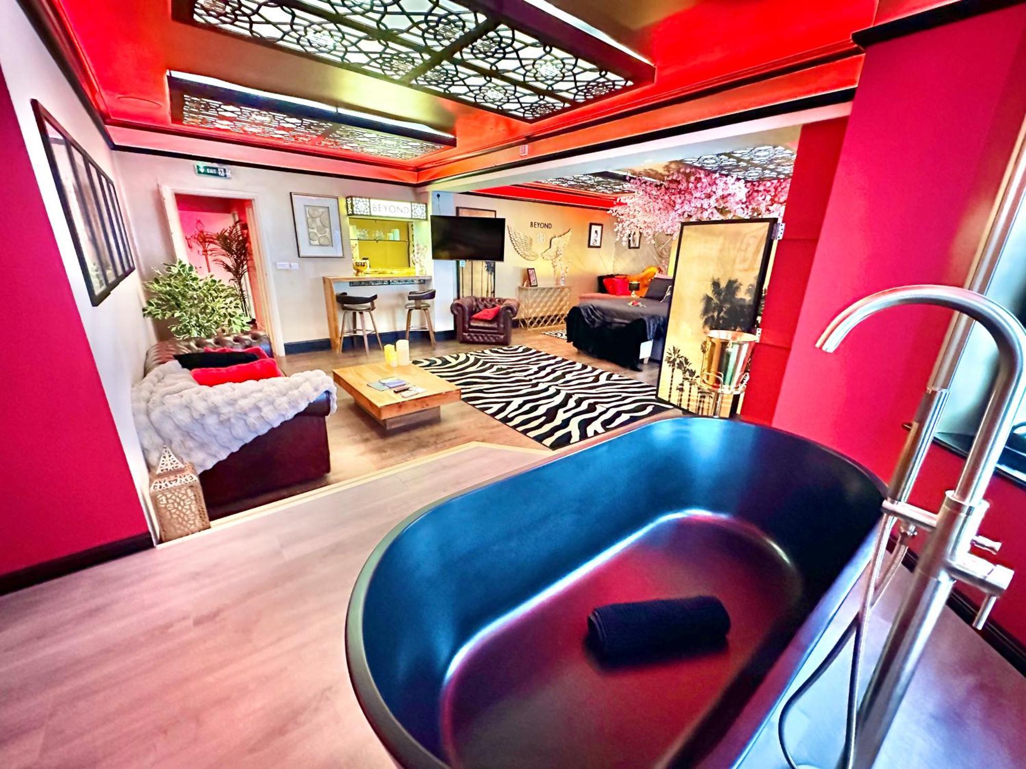 Beyond - Romantic Basement Apartment - Close To Beach - With Parking Борнмът Екстериор снимка