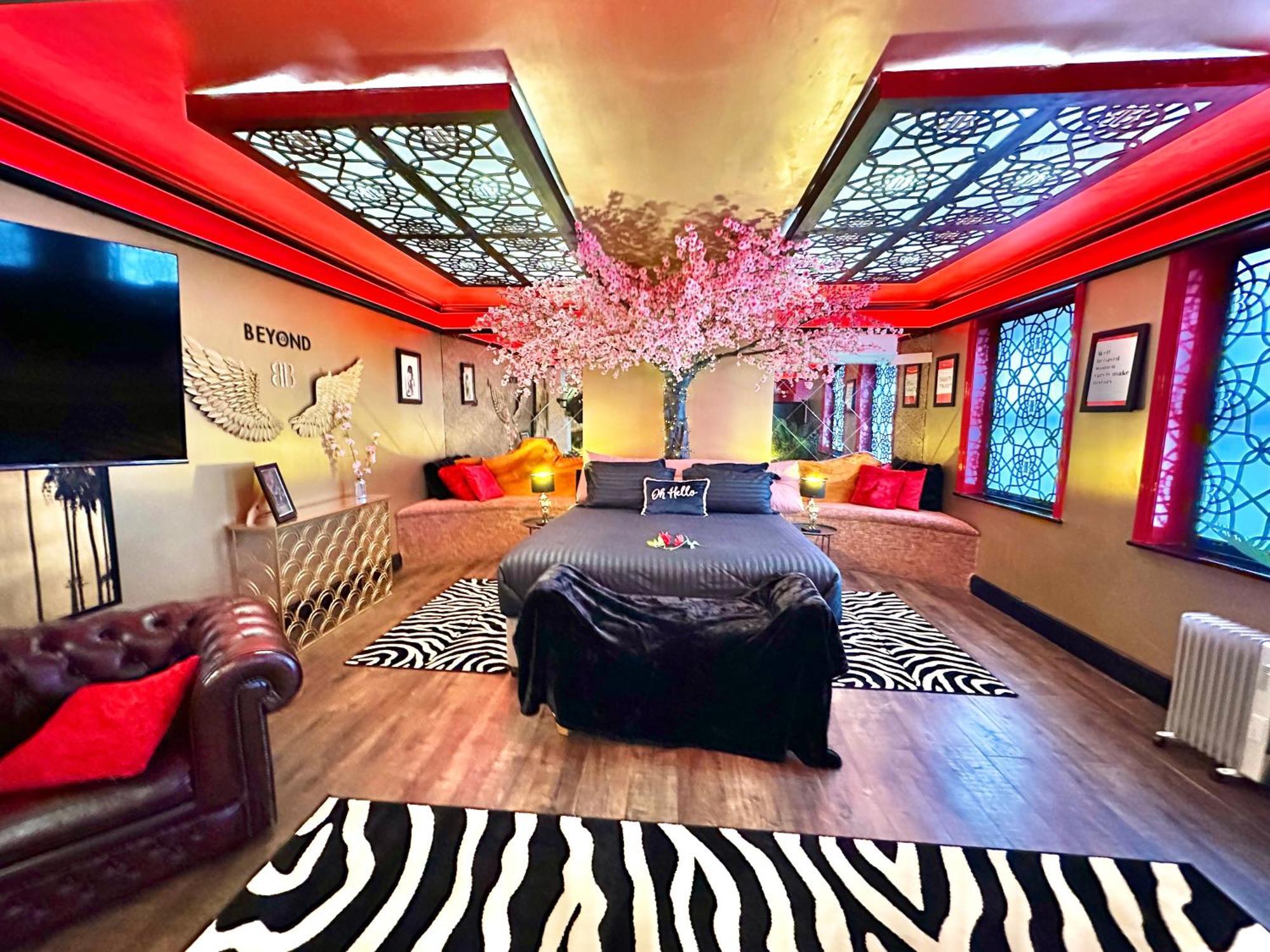 Beyond - Romantic Basement Apartment - Close To Beach - With Parking Борнмът Екстериор снимка